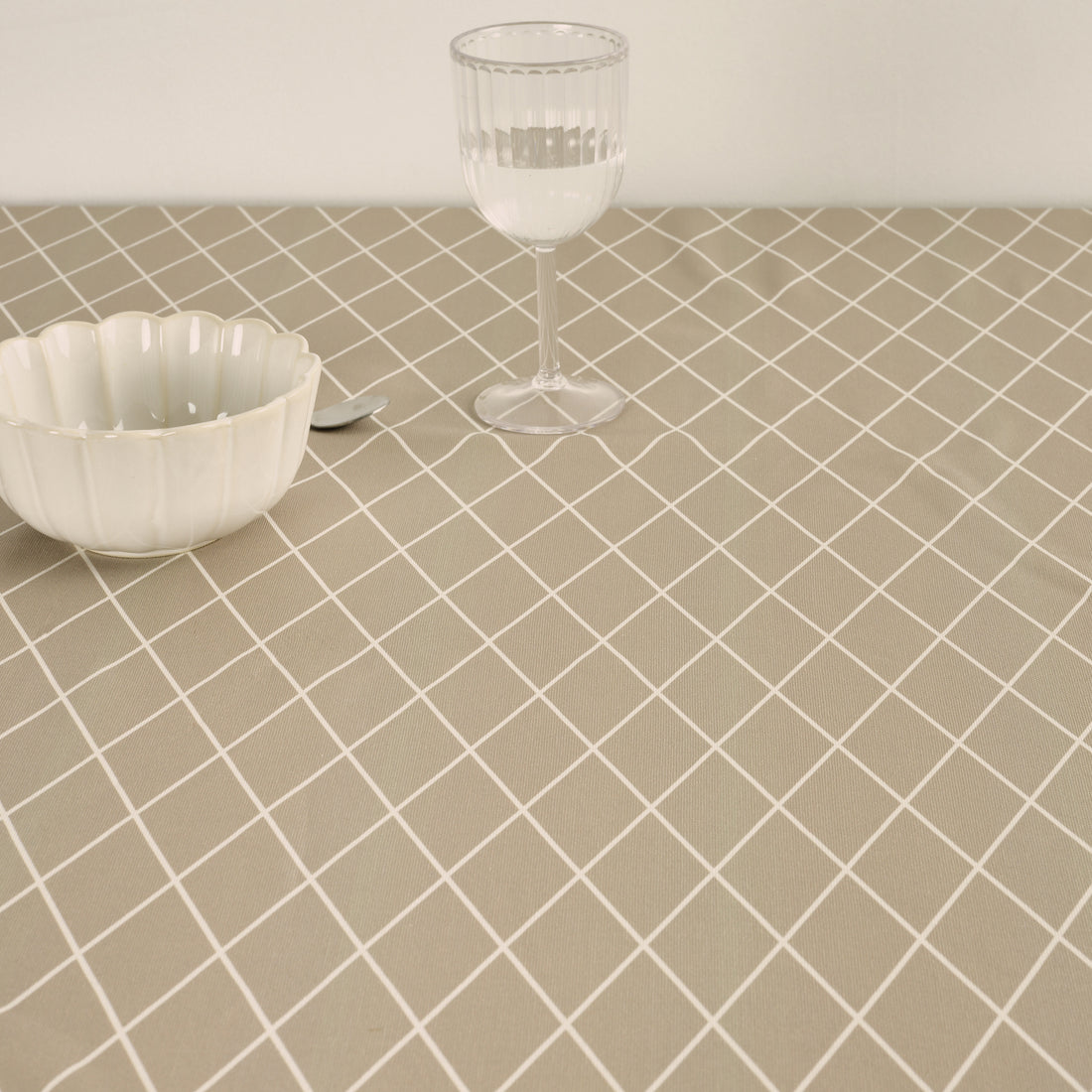 Stain-resistant tablecloth 0120-295
