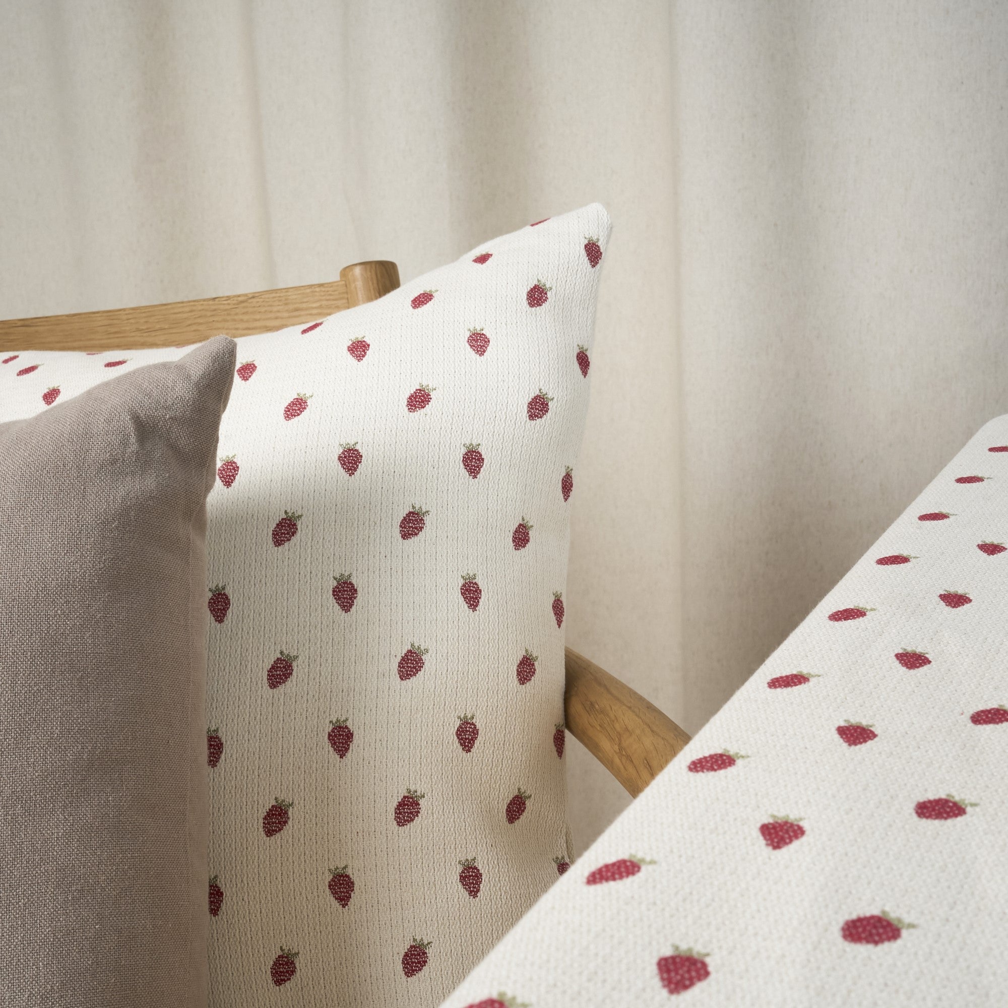 Mantel jacquard antimanchas Fresas