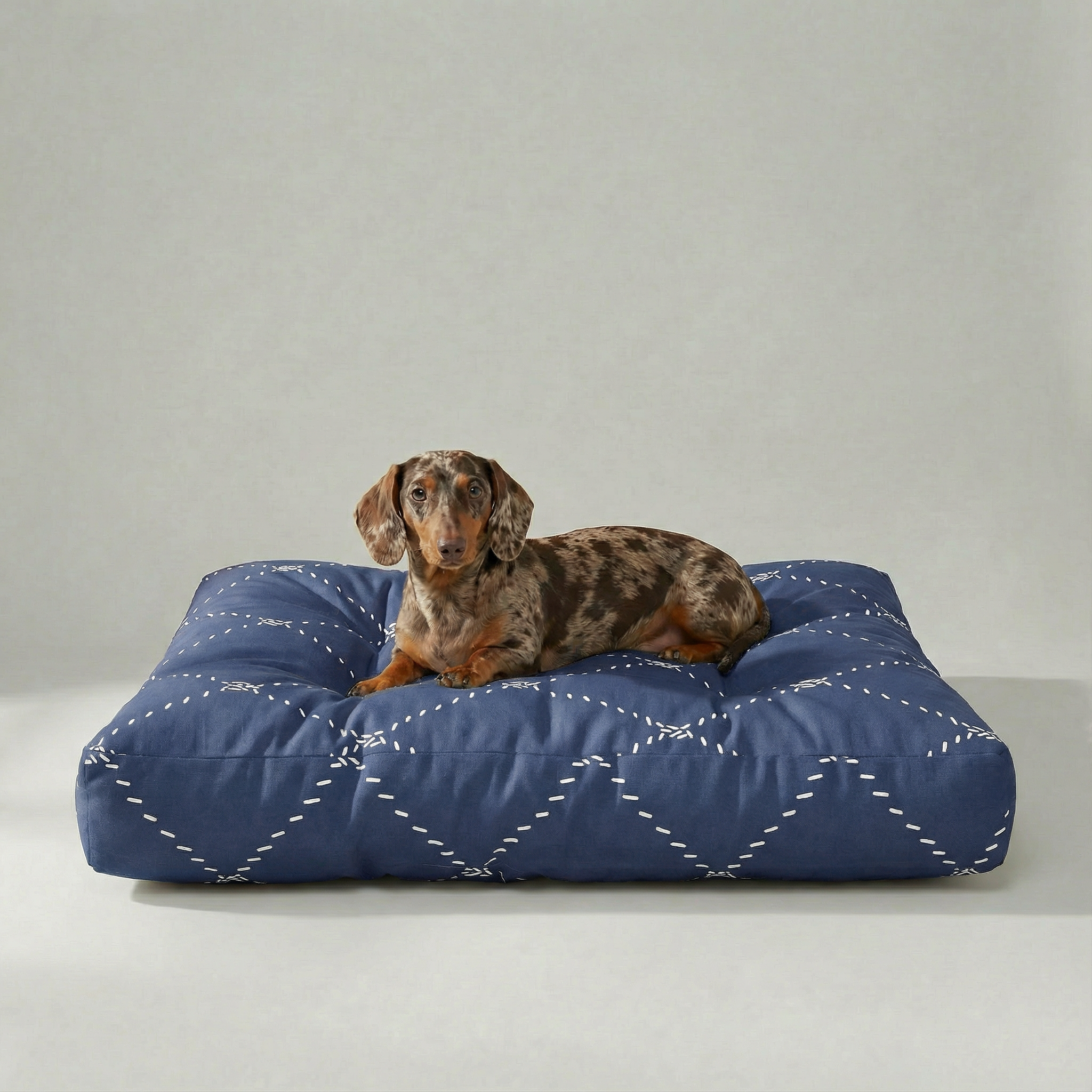 Cama para mascota gruesa y acolchada con acabado antimanchas Benicassim Marino