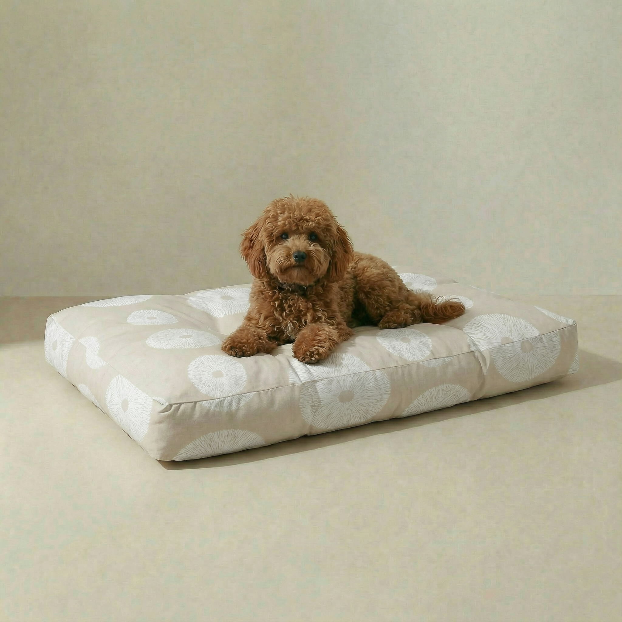 Cama para mascota gruesa y acolchada con acabado antimanchas Lolani